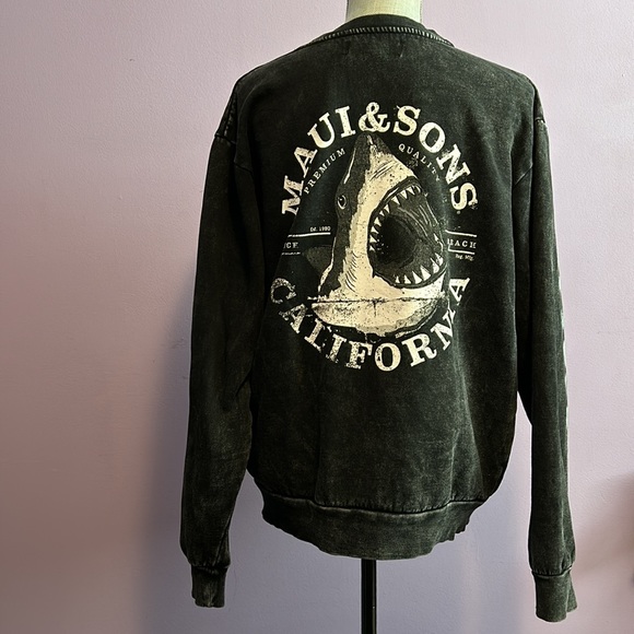 Maui Shark Crewneck - Picture 5 of 12